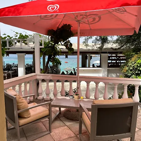 Poseidon Beach Bar & Restaurant Apartment